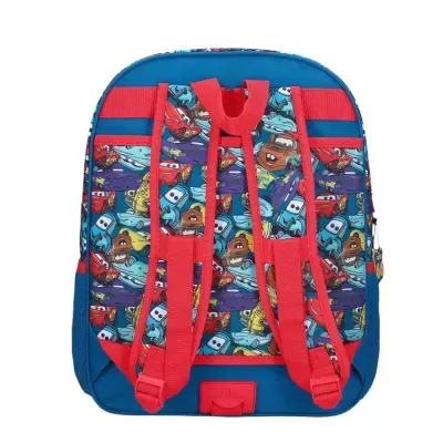 Mochila azul com padrão de carros de desenho animado e alças vermelhas vista de costas