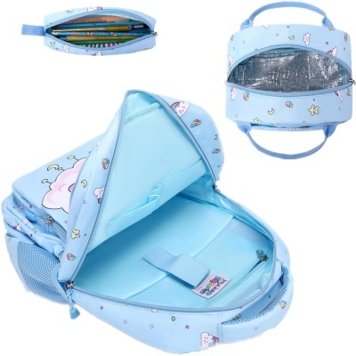 Mochila azul clara com padrão de nuvens e estrelas, estojo e bolsa térmica combinando