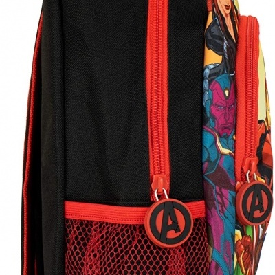 Mochila preta e vermelha com design dos Avengers e bolso lateral em malha vermelha