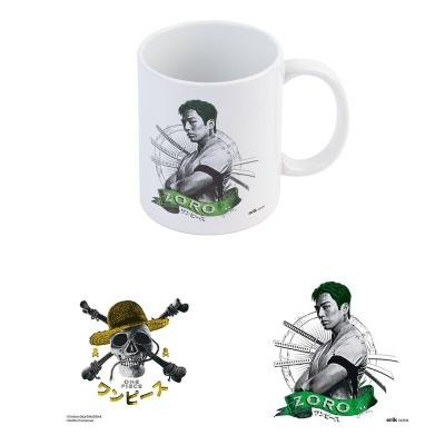 Caneca branca com desenho de personagem Zoro e espadas