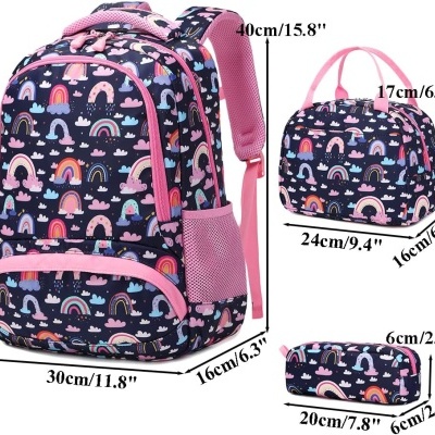 Conjunto mochila, lancheira e estojo com padrão arco-íris e nuvens em fundo azul escuro.