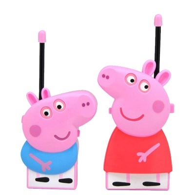 Walkie-talkies em forma de personagens cor-de-rosa com roupas azul e vermelha e antenas pretas