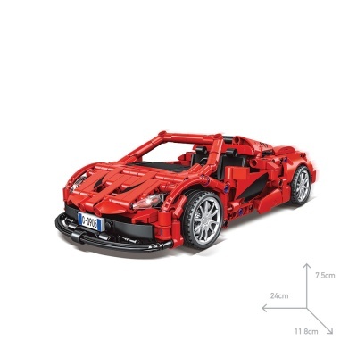 Modelo vermelho de carro desportivo feito com peças de construção tipo LEGO
