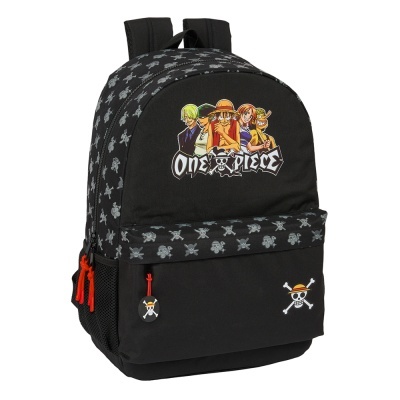 Mochila preta com personagens do One Piece e padrão de caveiras cinzentas