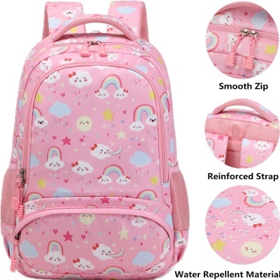Mochila infantil rosa com padrão de arco-íris e nuvens