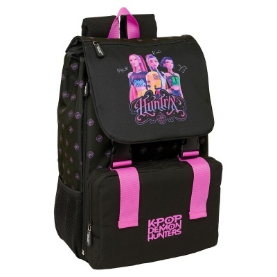 Mochila preta com alças cor de rosa e estampas de personagens K-pop.