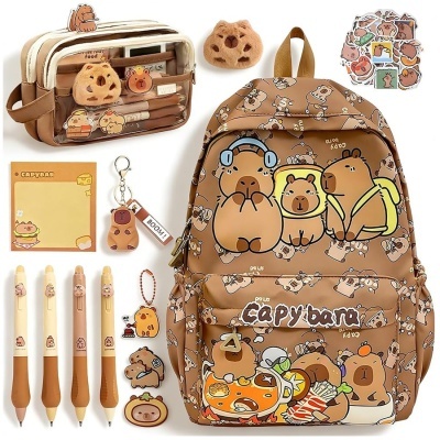 Mochila, estojo e acessórios decorados com personagens de capivara em castanho e bege.