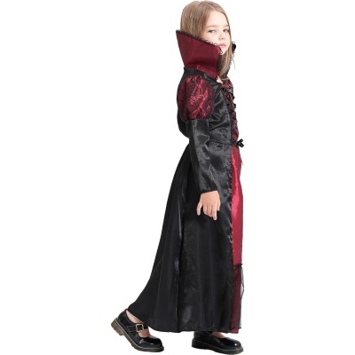 Vestido comprido infantil preto e vermelho estilo gótico com gola alta e mangas rendadas