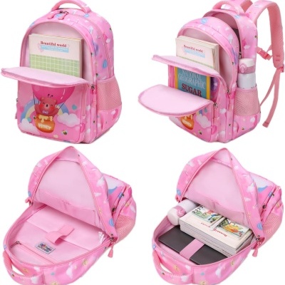 Mochila escolar rosa com nuvens e corações, vários compartimentos abertos mostrando livros e porta-lápis