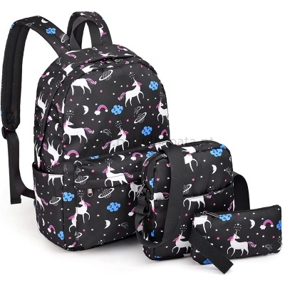 Conjunto escolar com mochila, saco e estojo com padrão de unicórnios brancos em fundo preto