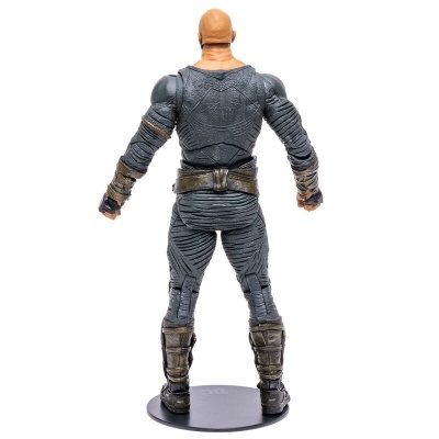 Boneco de ação cinza com cinto e botas castanhas visto de costas