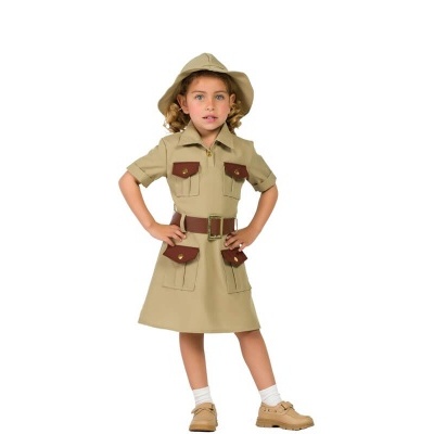 Criança com traje safari bege e acessórios castanhos