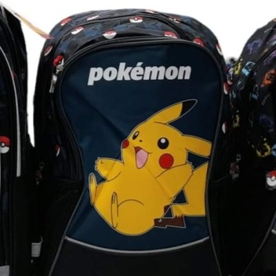 Mochila preta com estampa do personagem Pikachu e texto Pokémon
