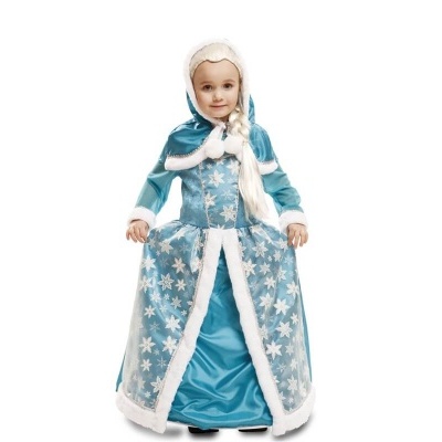 Criança com vestido azul de princesa com capuz e padrões de flocos de neve