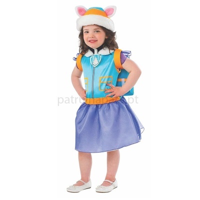 Criança com fantasia colorida azul, roxo e amarelo e chapéu branco com orelhas