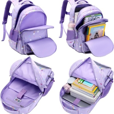 Mochila escolar roxa com vários compartimentos e padrões coloridos.