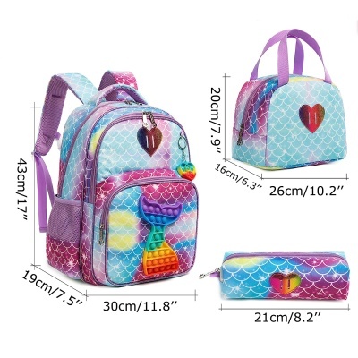 Conjunto colorido de mochila, bolsa e estojo com padrão de escamas e detalhes em silicone pop it.