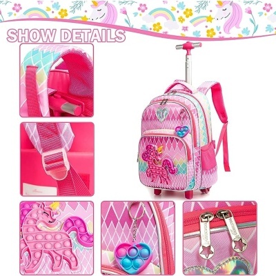 Mochila infantil rosa com rodas, padrão de losangos, desenhos de unicórnios e chaveiro pop-it em forma de coração.