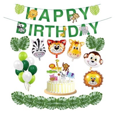 Decoração de festa de aniversário com tema de animais e folhagem verde.