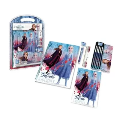 Conjunto escolar Frozen II com caderno, lápis, régua e outros acessórios.