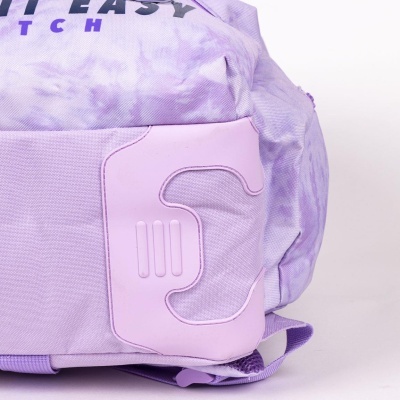 Mochila lilás com padrão tie-dye e detalhes em plástico lilás