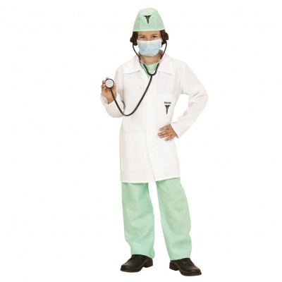 Criança com uniforme de médico, estetoscópio e máscara