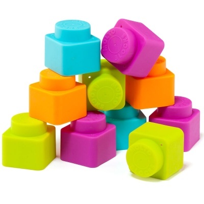 Blocos de construção de brinquedo coloridos empilhados