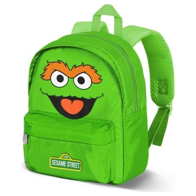 Mochila verde com estampa de personagem de Sesame Street e etiqueta SESAME STREET.