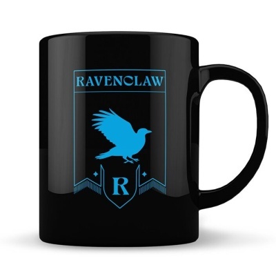 Caneca preta com desenho azul de corvo e texto Ravenclaw