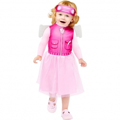 Criança com fato cor-de-rosa de princesa com asas e auriculares, em fundo branco