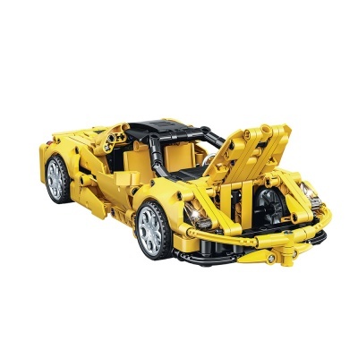 Carro desportivo amarelo e preto de blocos tipo LEGO com capô aberto