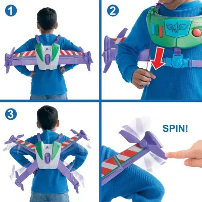 Asas e arnês de brinquedo estilo Buzz Lightyear em criança com camisola azul