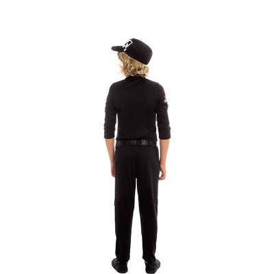 Criança de costas com roupa preta e boné preto com texto branco