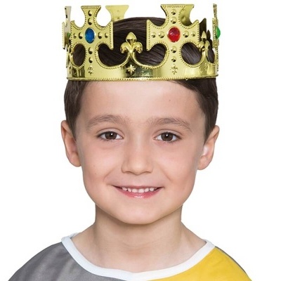 Coroa dourada decorativa com pedras coloridas na cabeça de menino sorridente