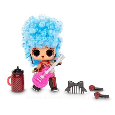 Boneca com cabelo azul encaracolado e guitarra rosa acompanhada por garrafa, pente e acessórios pretos e vermelhos