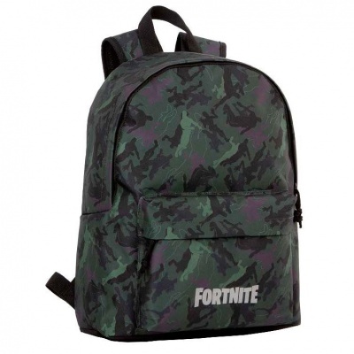 Mochila camuflada verde e preta com texto FORTNITE branco no bolso frontal