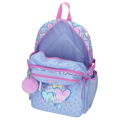 mochila azul clara com corações coloridos e pompom cor-de-rosa