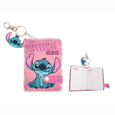 Caderno rosa peludo com desenho do Stitch e chaveiro, aberto e fechado