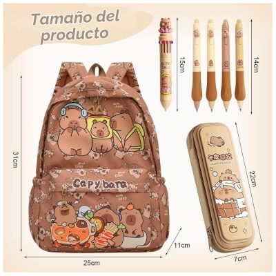 Mochila castanha com desenhos de capivaras, estojo bege, cinco canetas e uma caneta multicolorida