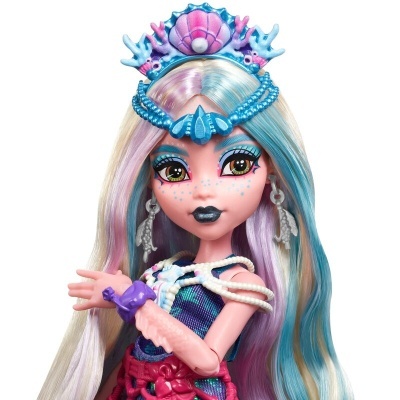 Boneca fantasia com cabelo azul lilás e branco, coroa azul e vestido colorido