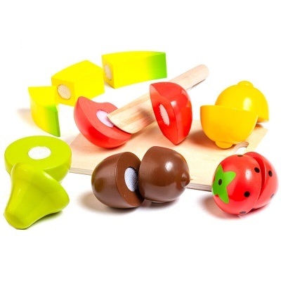 Brinquedo em madeira de frutas e legumes para cortar com tábua e faca