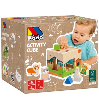 Caixa de brinquedo Molto Activity Cube em madeira com criança a brincar