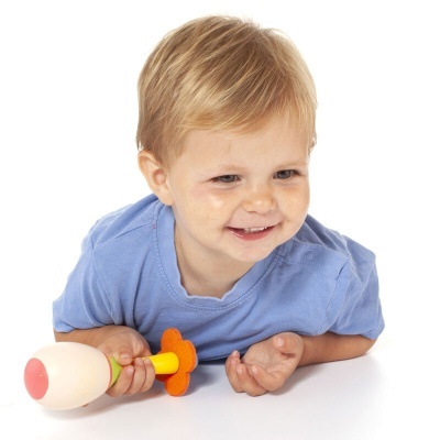 Criança com camisola azul e brinquedo colorido num fundo branco