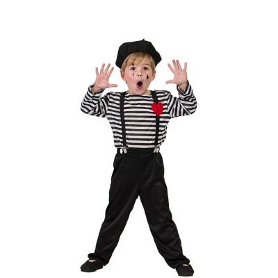 Menino em fato preto e branco riscado com coração vermelho e boina preta