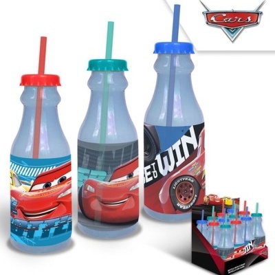 Três garrafas com tampa colorida e decoração Cars, em caixa preta de exposição