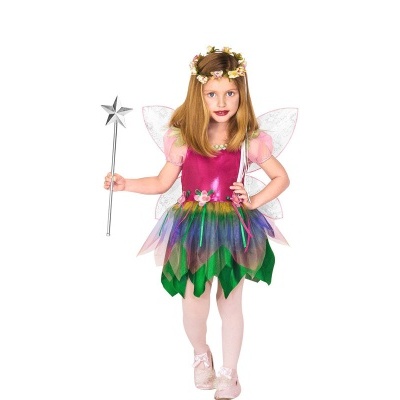 Menina com fantasia de fada colorida com asas e coroa de flores
