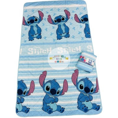Tapete infantil azul com estampa do personagem Stitch várias vezes