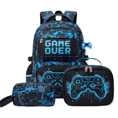 Mochila, necessaire e bolso com padrão azul e preto e texto GAME OVER
