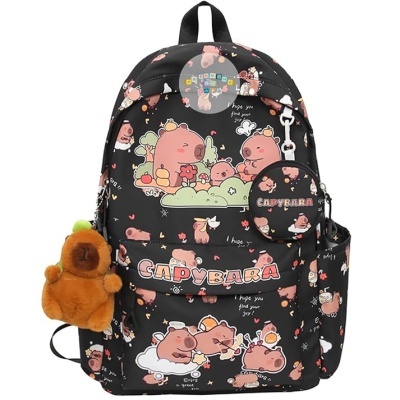 Mochila preta com padrão de capivaras cor-de-rosa, texto CAPYBARA e peluche castanho pendurado