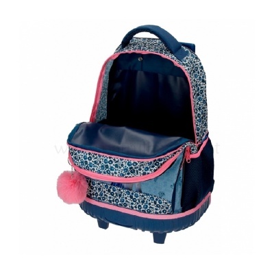 Mochila azul floral com detalhes rosa e pompom pendurado